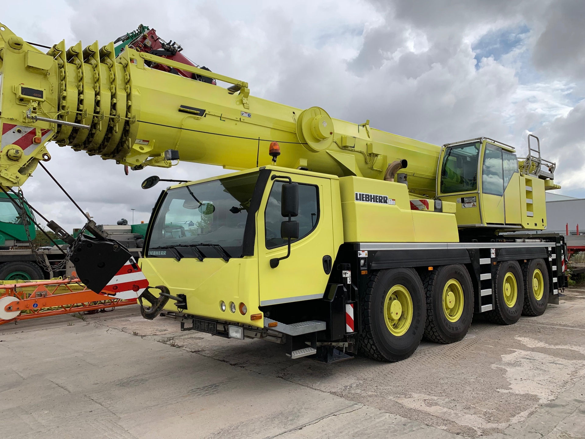 Liebherr LTM 1090 — photo 1 of 9