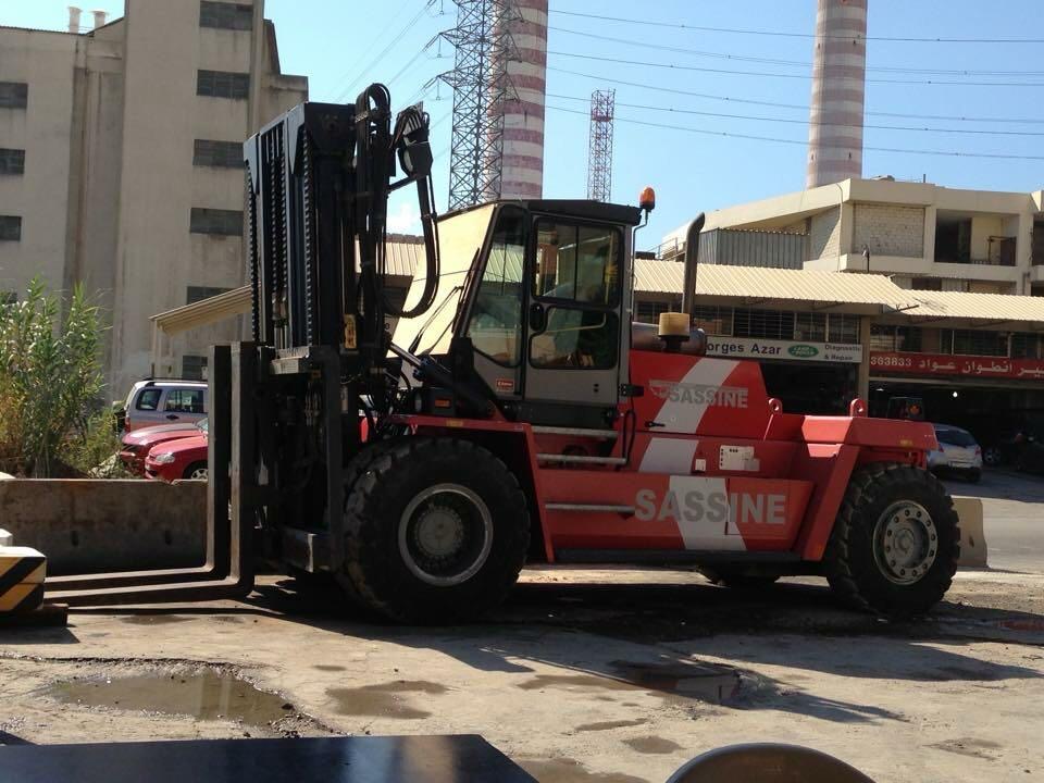 Kalmar DCG250 Forklift — photo 1 of 10