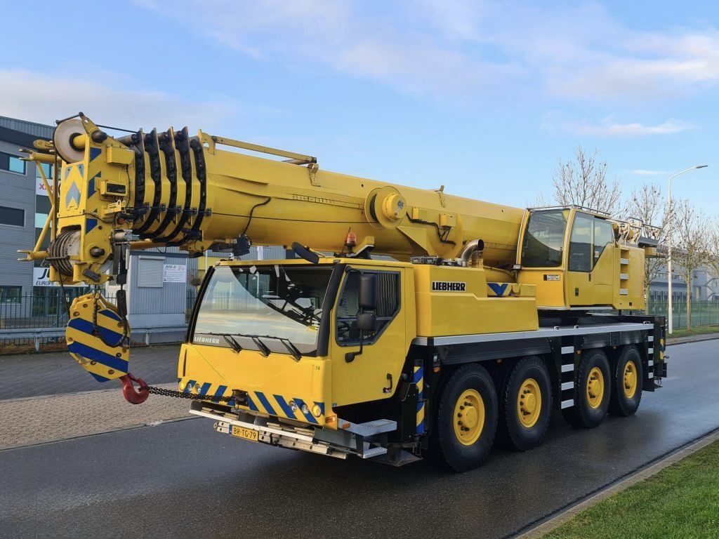 Liebherr LTM 1090 — photo 1 of 10