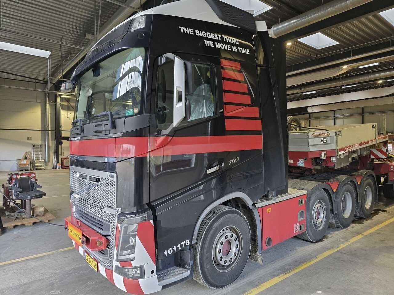 VOLVO FH16-750 8x4 — photo 1 of 10